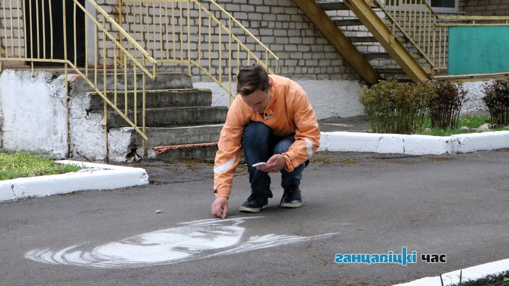 Валера Гутько за своим очередным портретом