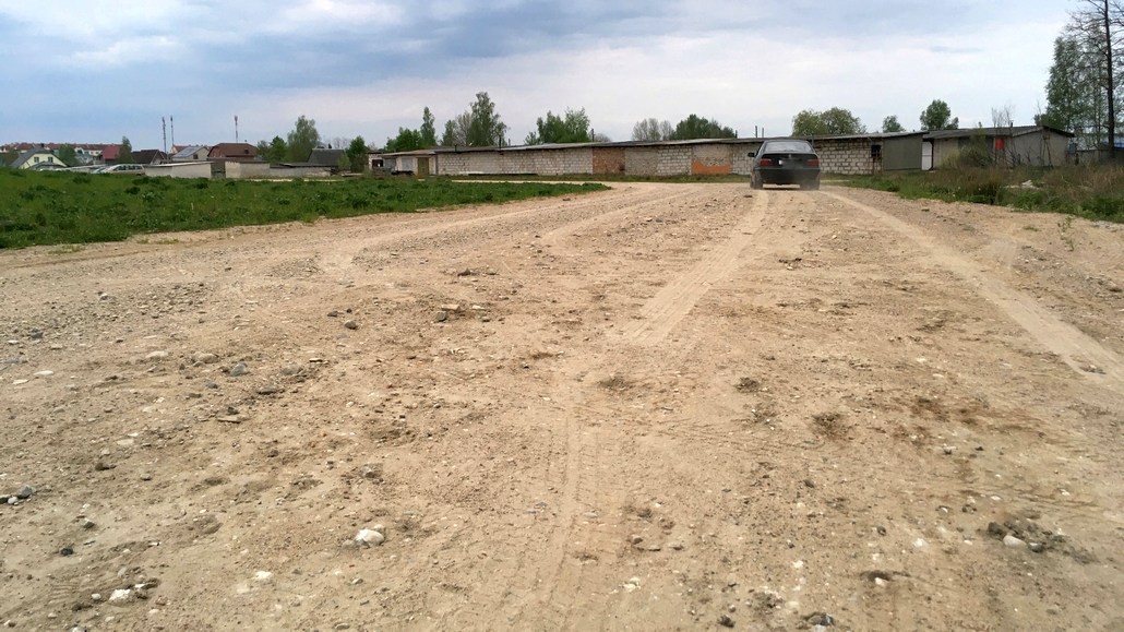 В Ганцевичах к многоквартирному дому асфальта не будет, пока не закончат достраивать еще ... шесть домов