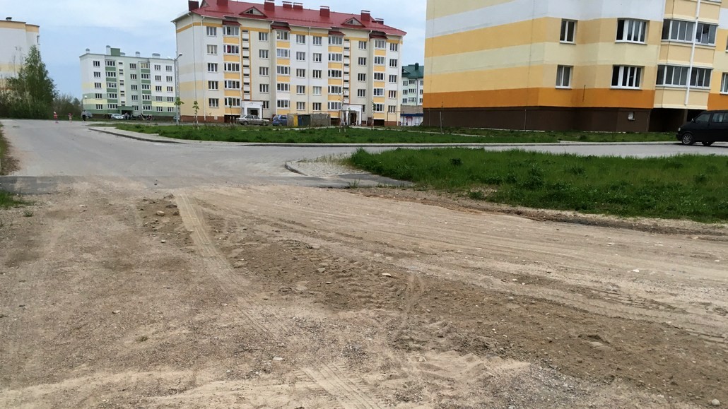 В Ганцевичах к многоквартирному дому асфальта не будет, пока не закончат достраивать еще ... шесть домов