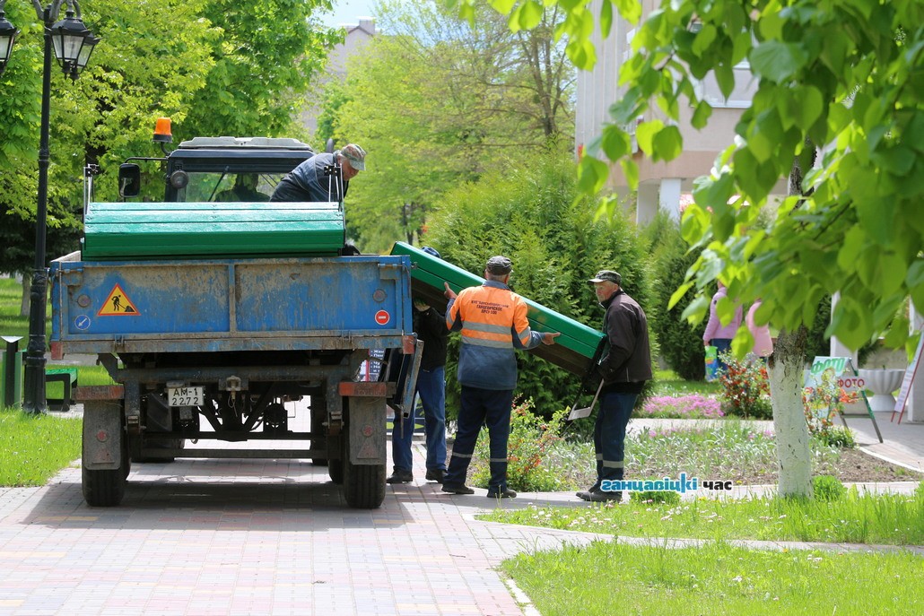 Теперь уже все! На аллею письменности в Ганцевичах вернули недостающие лавочки