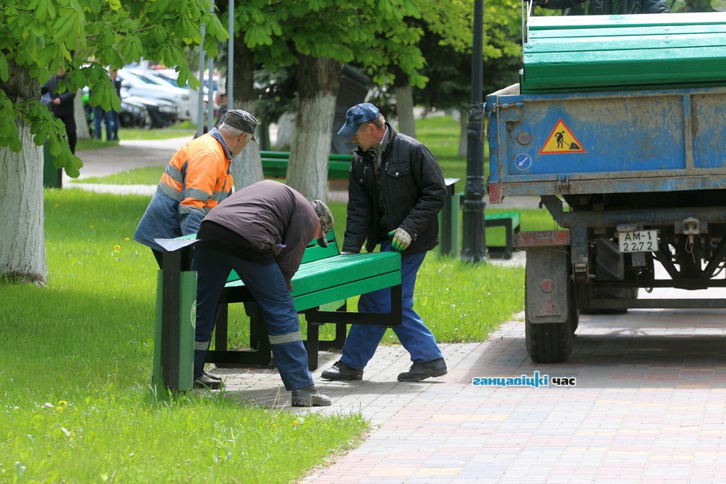 Теперь уже все! На аллею письменности в Ганцевичах вернули недостающие лавочки