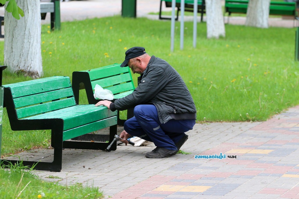 Теперь уже все! На аллею письменности в Ганцевичах вернули недостающие лавочки