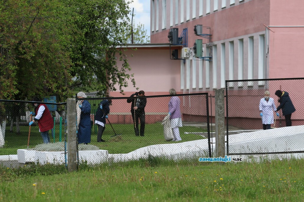 В Ганцевичах на территории больницы массовый «чистый четверг». Готовятся к приезду из Министерства?