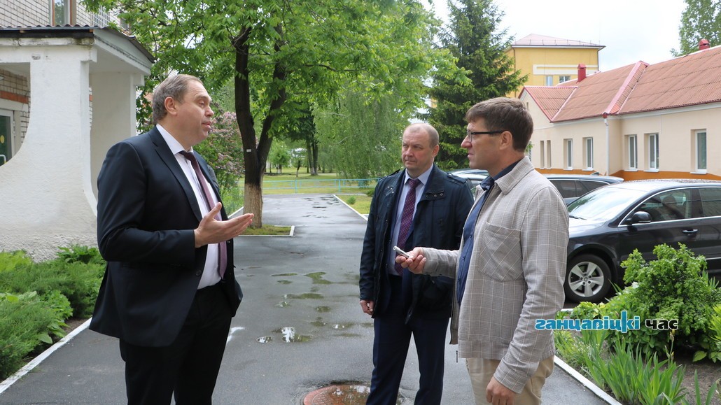 Министр здравоохранения Владимир Караник после посещения терапевтического отделения отвечает на вопросы главного редактора 