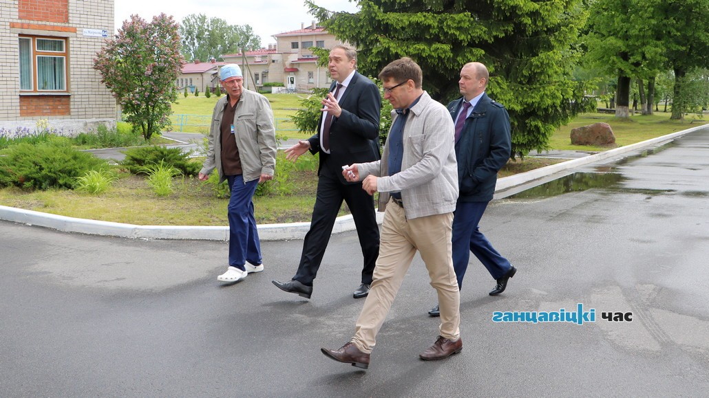 Министр здравоохранения Владимир Караник после посещения терапевтического отделения отвечает на вопросы главного редактора 