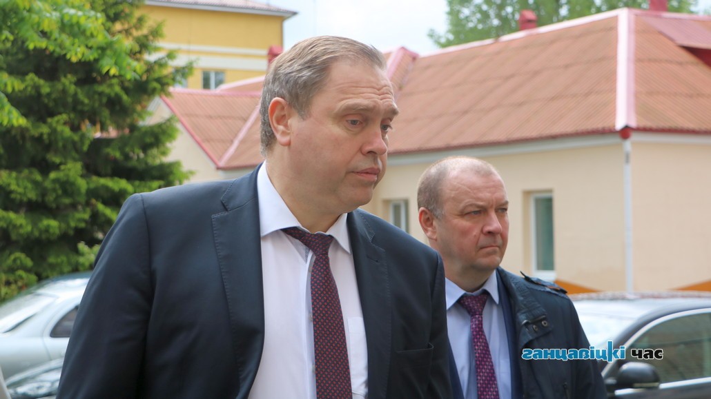 Министр здравоохранения Владимир Караник после посещения терапевтического отделения отвечает на вопросы главного редактора 