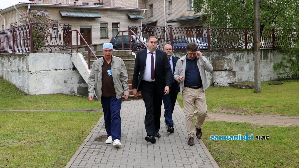 Министр здравоохранения Владимир Караник после посещения терапевтического отделения отвечает на вопросы главного редактора 