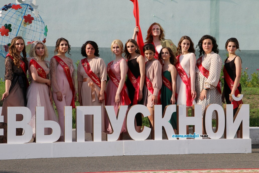 Выпускные вечера в Ганцевичах прошли на улице, а запуск воздушных шаров на территории школ не разрешили