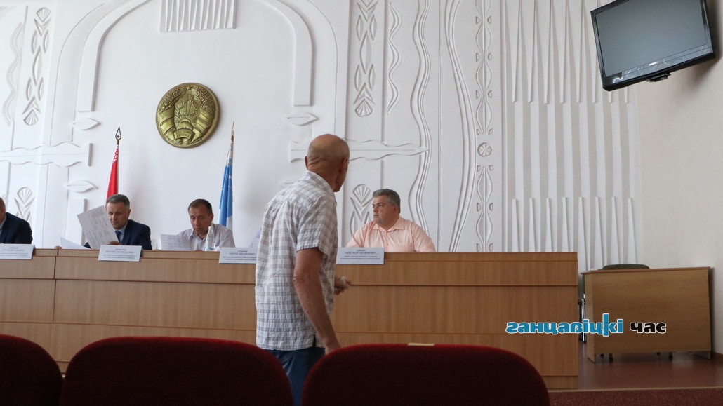 Бурак покидает большой зал райисполкома