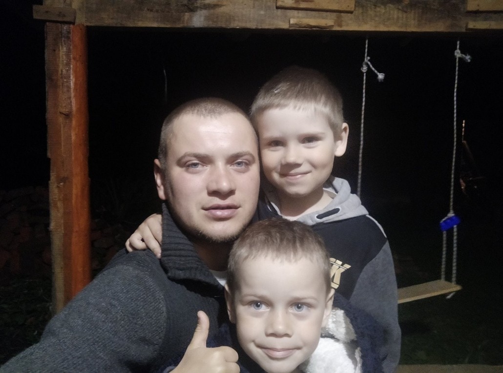 Виталий со своими сыновьями 