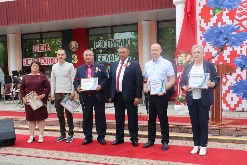 Награждение на празднике.
