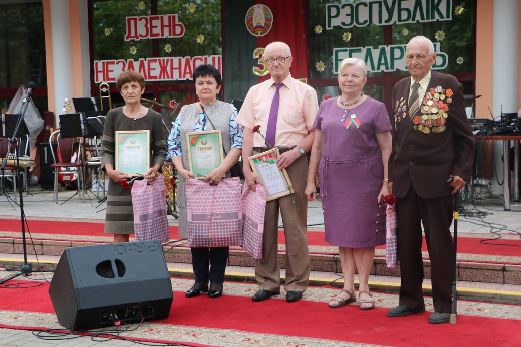Награждение на празднике.