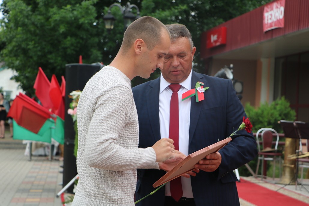 Награждение на празднике.
