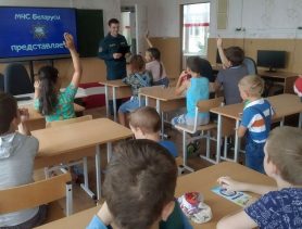Ганцевичские спасатели показывали мультфильмы и дарили детям призы