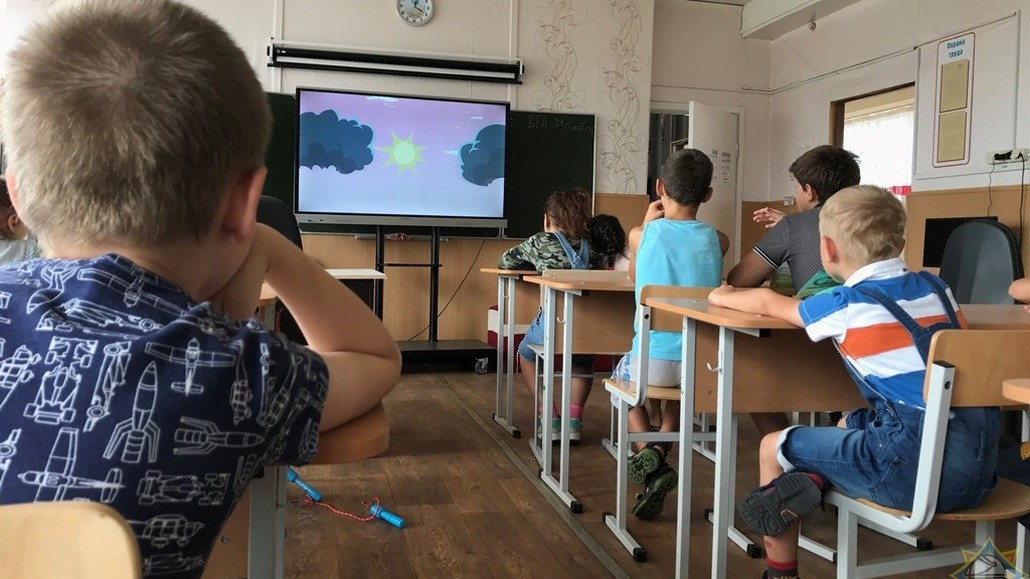 Ганцевичские спасатели показывали мультфильмы и дарили детям призы