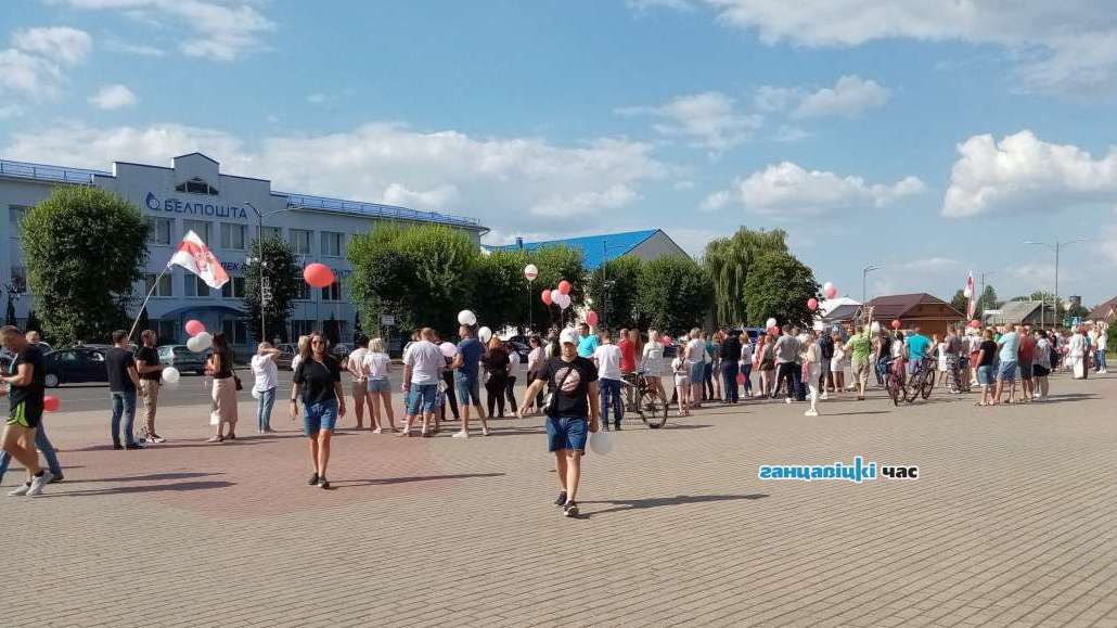 В Ганцевичах протестующие прошли по улицам