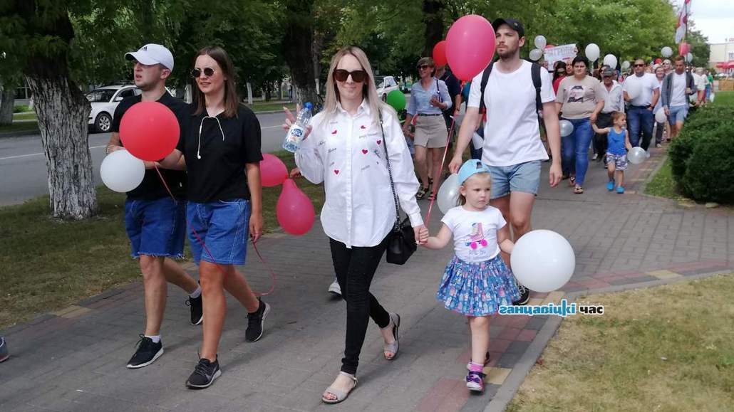В Ганцевичах протестующие прошли по улицам