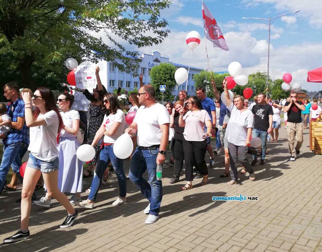 В Ганцевичах протестующие прошли по улицам