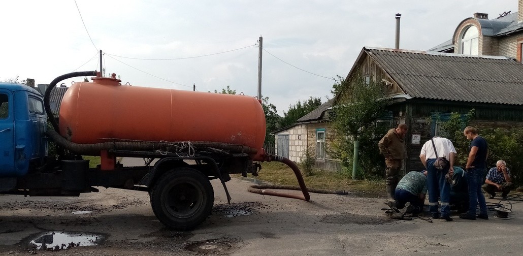 Ремонт "родника" на перекрестке улиц Коммунистической и Пионерской.