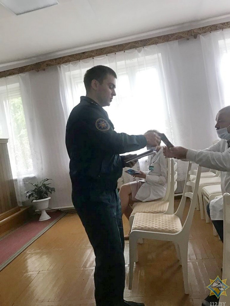 В Ганцевичах спасатель рассказал медработникам о правилах безопасности