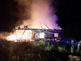 В Ганцевичском районе спасатель в нерабочее время вытащил мужчину из горящего сарая