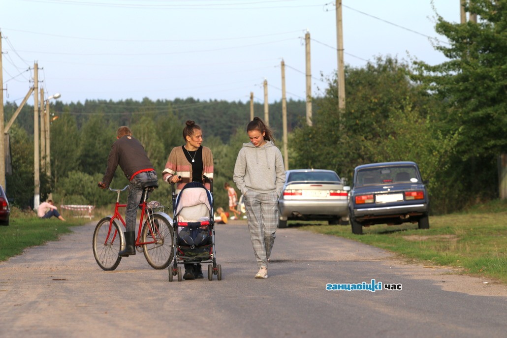 У вёсцы Востраў самыя малодшыя хлопчык і дзяўчынка нарадзіліся ў снежні 2019 года. З пачатку 2020 года ў Востраве не нарадзілася ні воднага дзіцяці