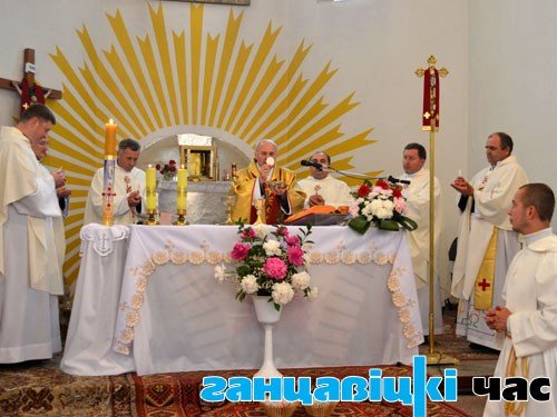 Ва ўрачыстай імшы, якую праводзіў ксёндз-біскуп Казімір Велікаселец, прынялі ўдзел святары суседніх парафій