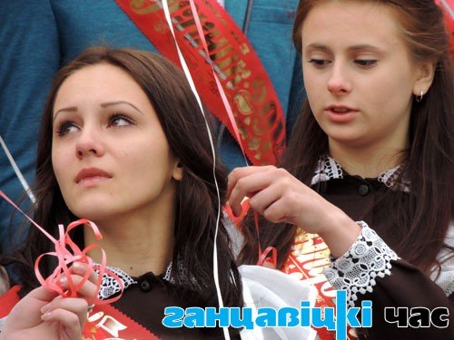Слезинки на лицах выпускников свидетельствовали о том, что уходить со школы и расставаться с детством им не хочется